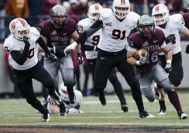 Peter Nguyen runs the ball in a game against Idaho State.