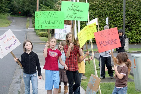 Students at Bellevue's Bennett Elementary School protest the cancellation of a yearly field trip.