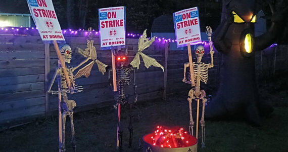 Halloween decorations in Covington support the Boeing strike. (Photo by Bailey Jo Josie/Sound Publishing)